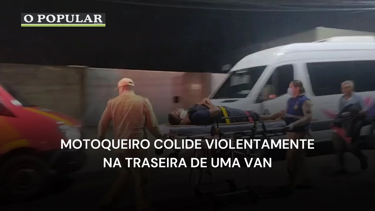 Motoqueiro colide violentamente na traseira de uma van