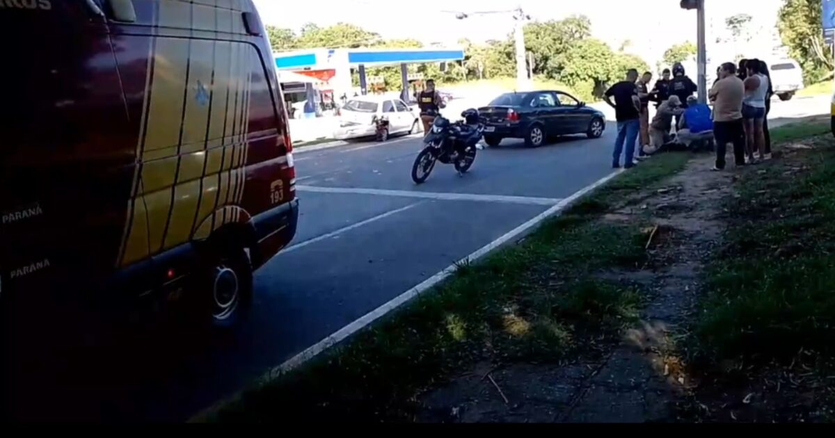 Acidente envolvendo dois carros na Rua Manoel ibas