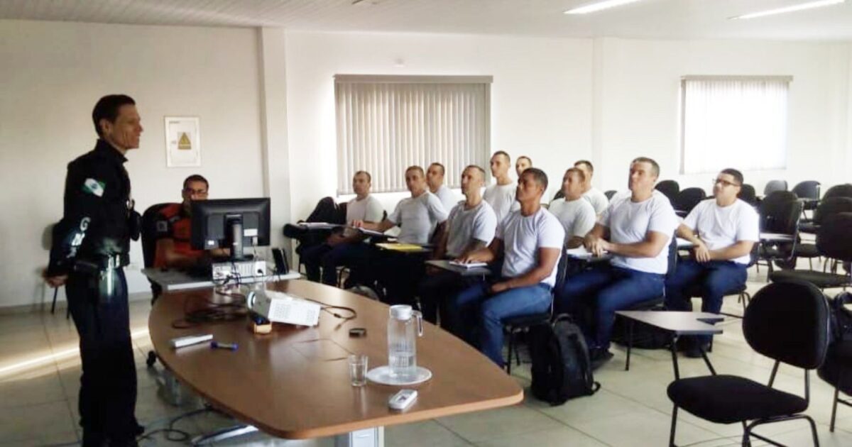 Alunos GMs de Campo Largo participam de aula inaugural com o diretor da GM de Araucária