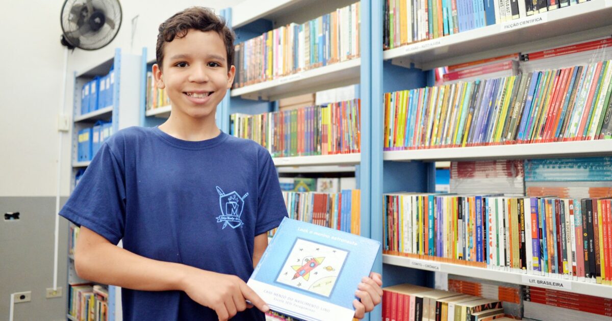Estudante do Colégio Marilze doa para a biblioteca um livro que ele mesmo escreveu