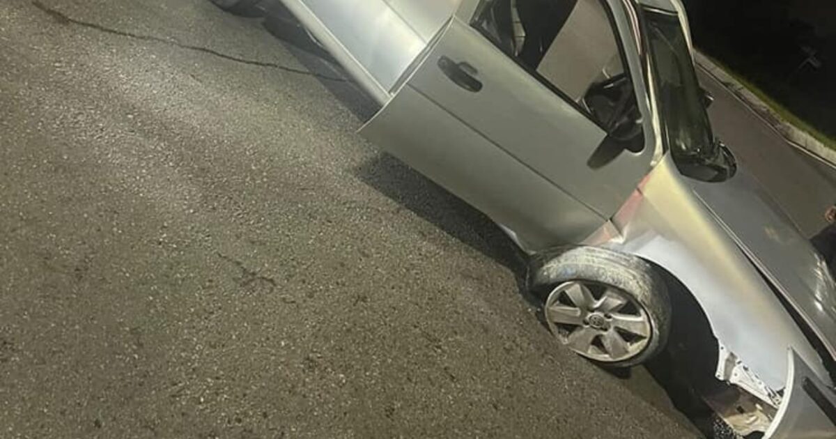 Homem é preso após dirigir embriagado e colidir contra um carrinho de lanche e uma placa de sinalização