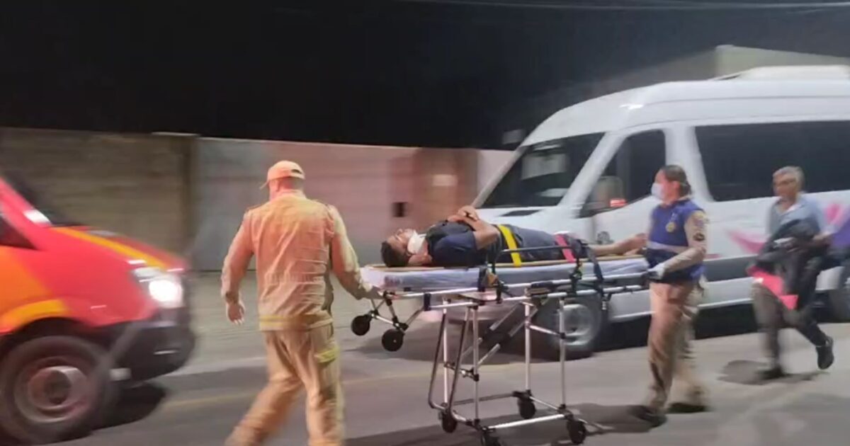 Motoqueiro colide violentamente na traseira de uma van