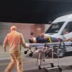 Motoqueiro colide violentamente na traseira de uma van