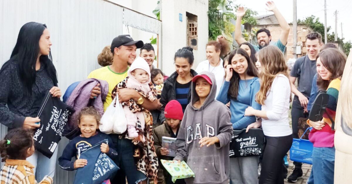 Ação de voluntários leva doces e materiais escolares para crianças do Arvoredo