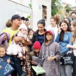 Ação de voluntários leva doces e materiais escolares para crianças do Arvoredo