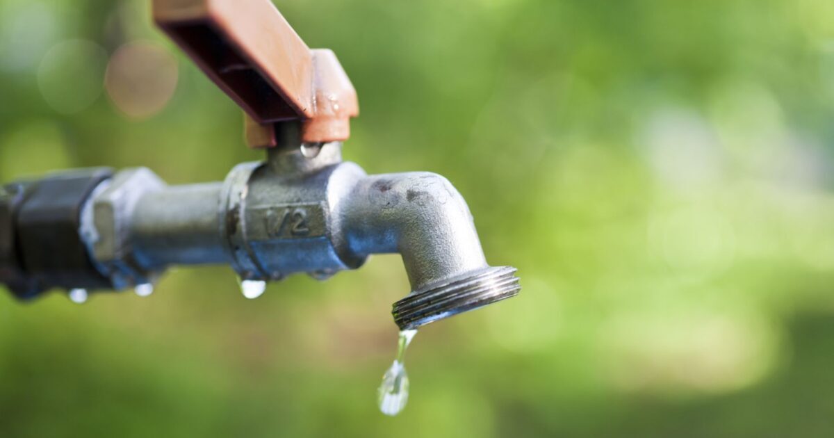 Rompimento de adutora pode afetar abastecimento de água em Araucária