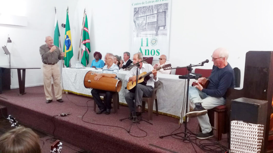 Artistas de Araucária se apresentam durante evento no Centro de Letras do Paraná