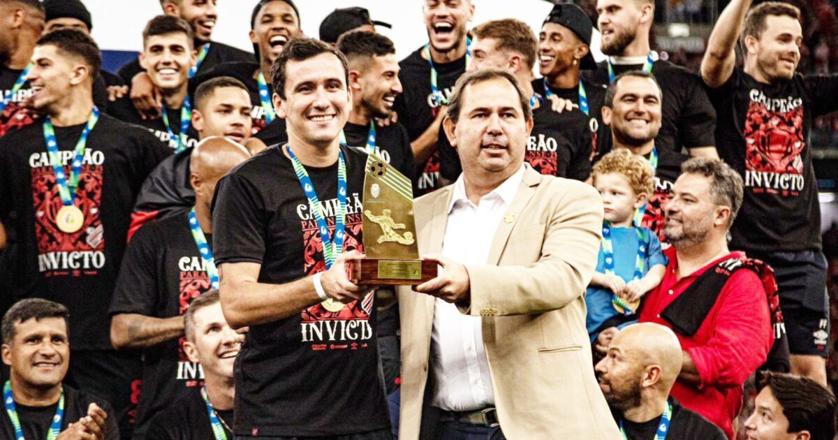Idu Blaszczak participa da premiação do Athletico, campeão Paranaense 2023