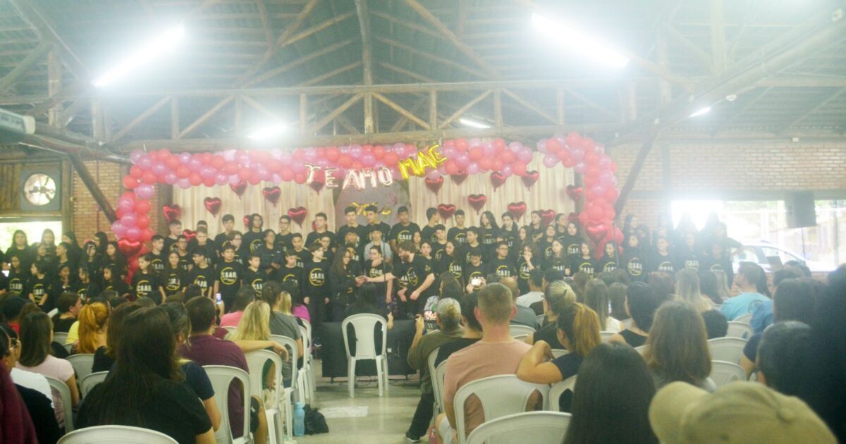Colégio Adventista Araucária faz homenagem às mamães