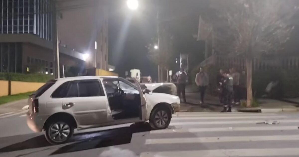 Colisão entre dois carros no centro de Araucária resulta em acidente