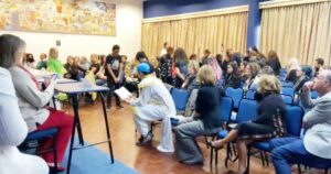 Crianças do Instituto Schnorr apresentam peça teatral durante reunião do CNAS