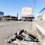 Em rua movimentada, bocas-de-lobo quebradas representam risco para pedestres e motoristas