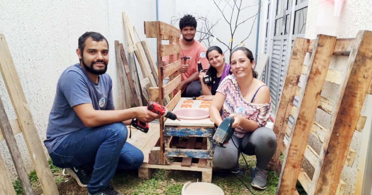 Pais do CMEI Rosene ajudam a construir mini cozinha e mercadinho para crianças brincarem