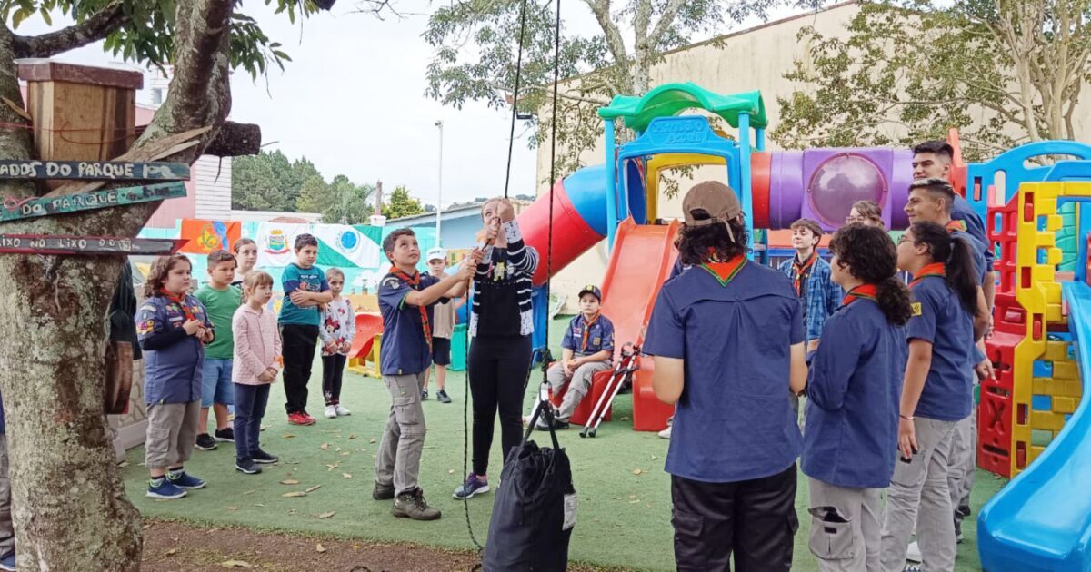 Grupo de Escoteiro Gralha Azul realiza ação educativa com as crianças da Escola Casinha do Saber