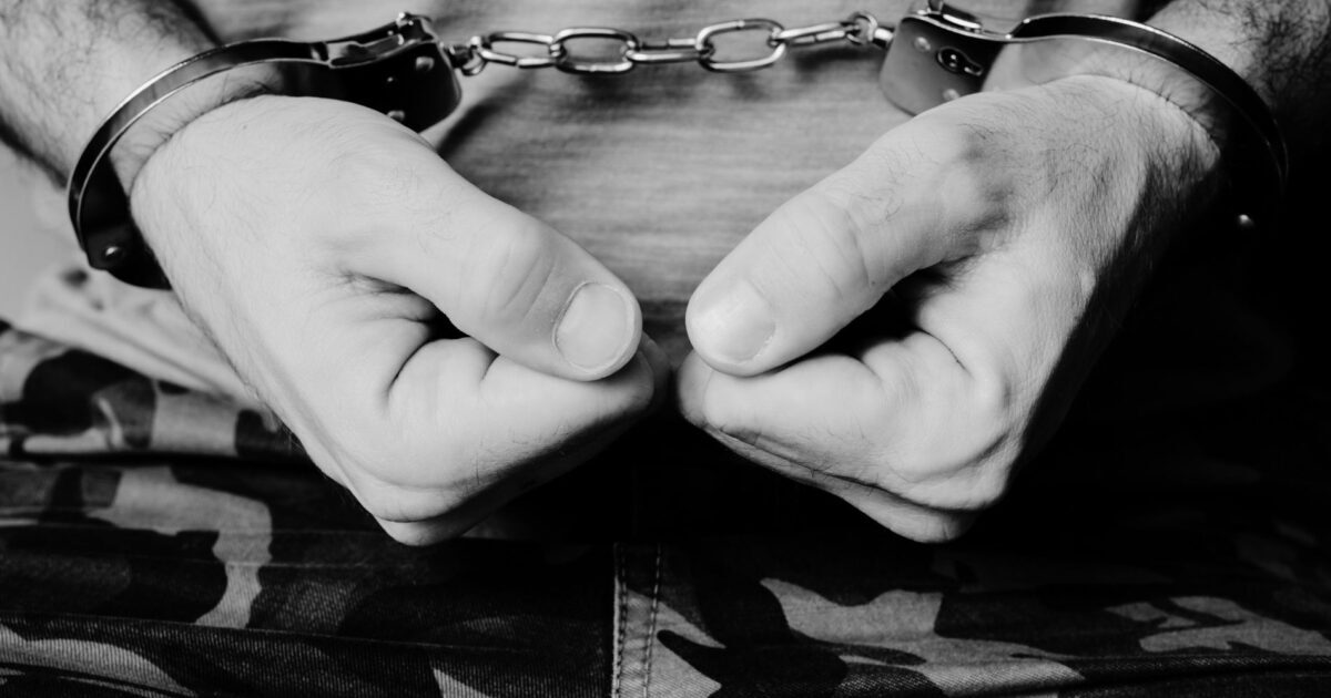Homem com mandado de prisão por tráfico de drogas é preso após roubar celular