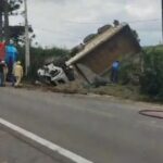 Caminhão de areia capota e deixa motorista ferido na Estrada Tietê