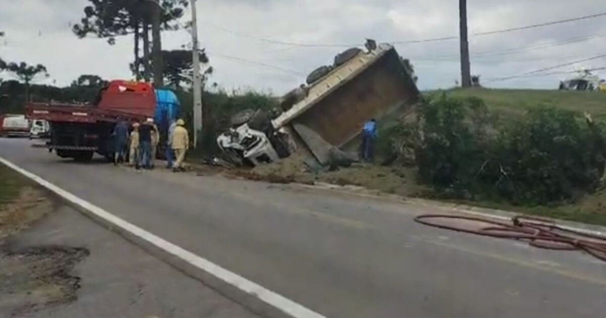 Caminhão de areia capota e deixa motorista ferido na Estrada Tietê
