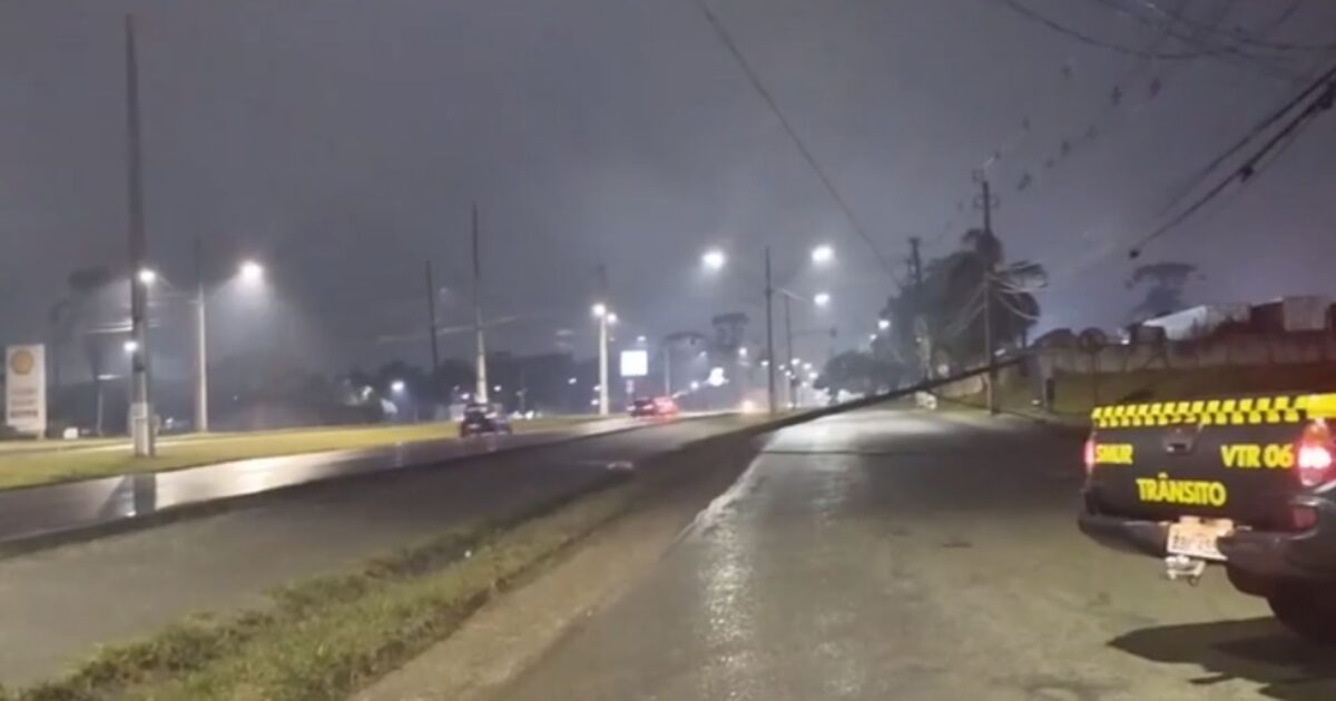 Rua na Avenida das Araucárias interditada devido a poste