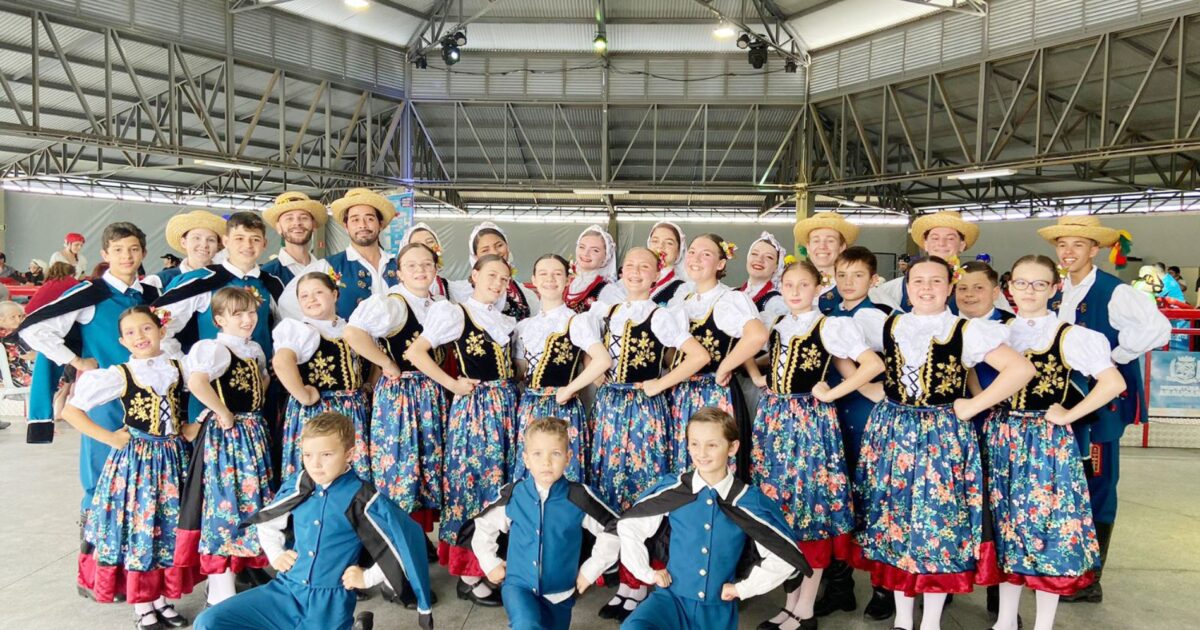 Teatro da Praça terá dança polonesa e stand up comedy no final de semana