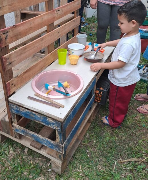 Pais do CMEI Rosene ajudam a construir mini cozinha e mercadinho para crianças brincarem