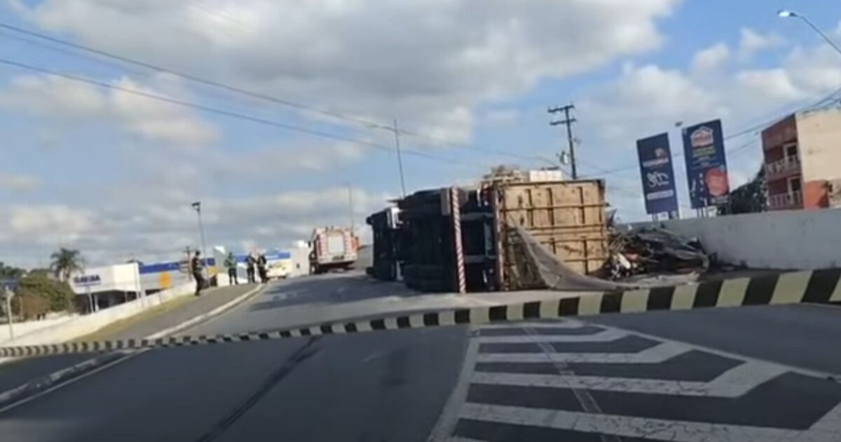 Carreta carregada de sucata tomba no viaduto de acesso à Araucária