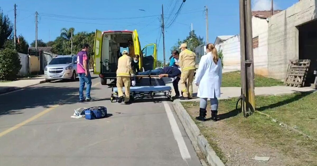 Carro invade calçada e atropela pedestre
