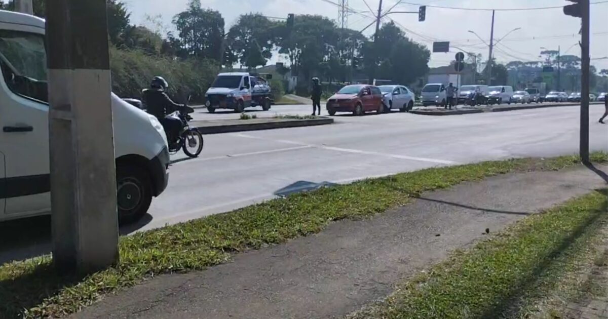 Colisão de dois carros na Avenida das Araucárias