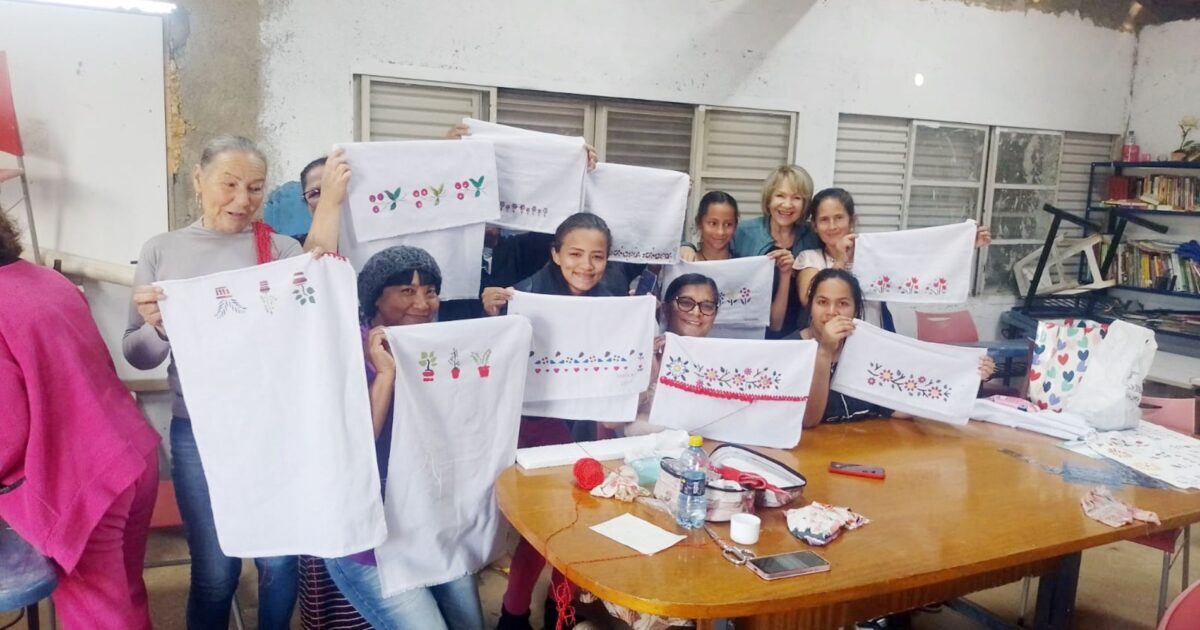 Cursos ofertados pela associação de moradores do Rio Negro geram renda extra para donas de casa