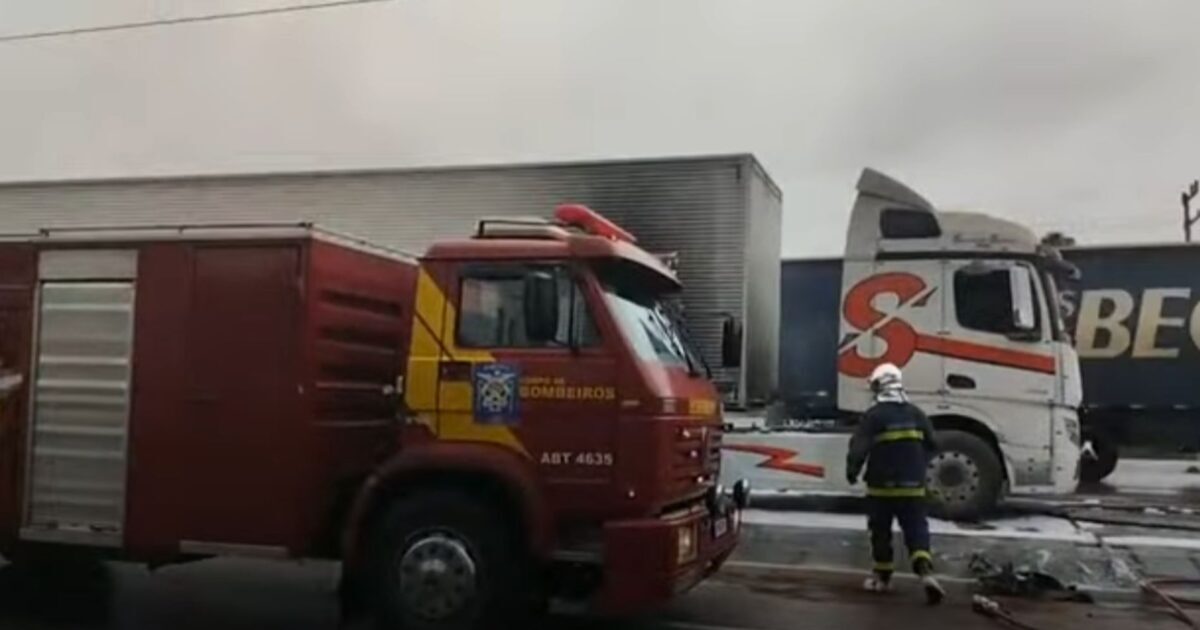Incêndio em rodas de carreta causa congestionamento na BR-476, em Araucária