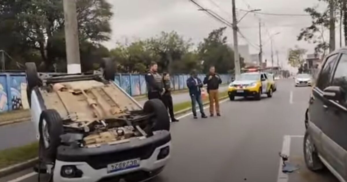 Carro capota em frente a Escola Elizabeth Werka