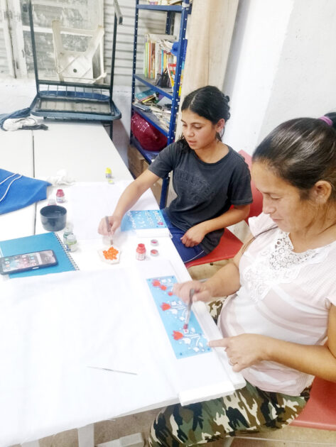 Cursos ofertados pela associação de moradores do Rio Negro geram renda extra para donas de casa