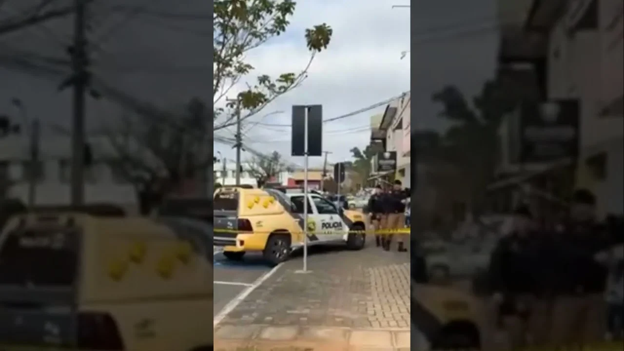 Segundo as primeiras informações, um homem entrou no local à procura da sua ex-companheira, que esta