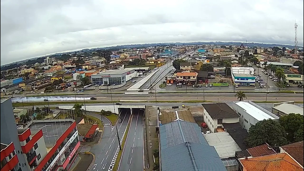 Câmera do site www.araucariaonline.com.br flagrou momento em que S10 que carrega mais de uma tonelad