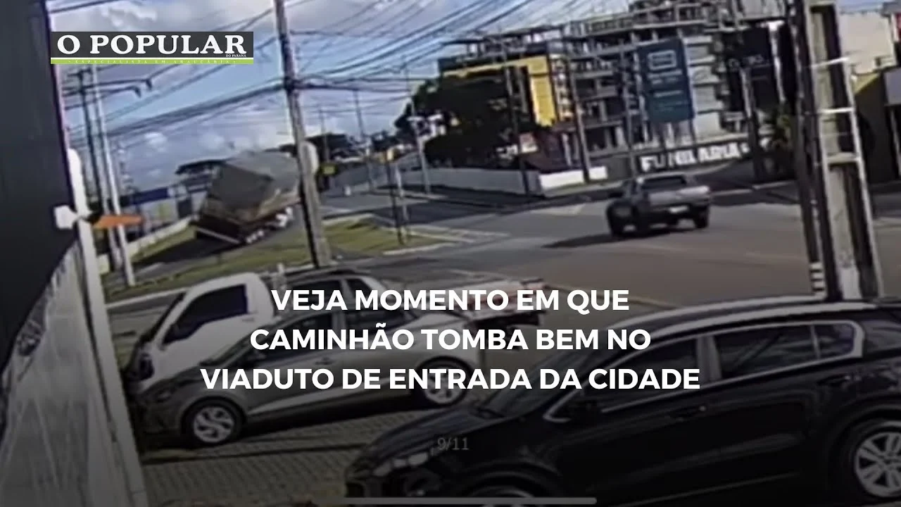 Veja momento em que caminhão tomba bem no viaduto de entrada da cidade