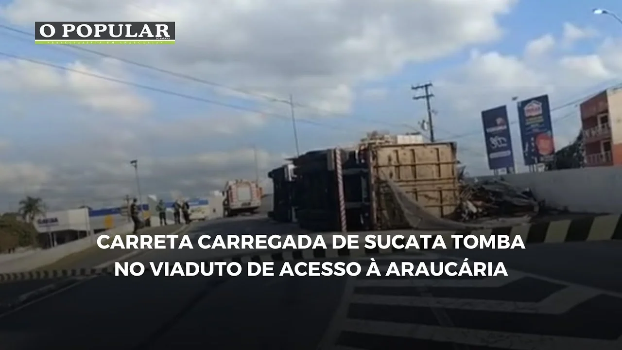 Carreta carregada de sucata tomba no viaduto de acesso à Araucária