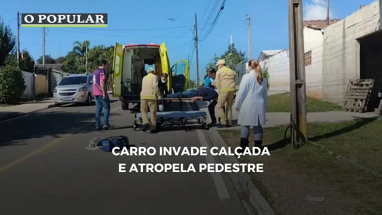 Carro invade calçada e atropela pedestre