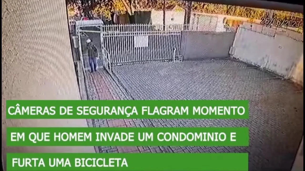 Câmeras de segurança flagram momento em que homem invade um condomínio e furta uma bicicleta A ação