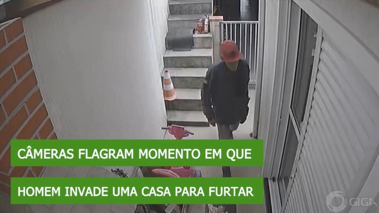 Câmeras de segurança flagraram o momento em que um homem aparentando ter mais de 60 anos invadiu uma
