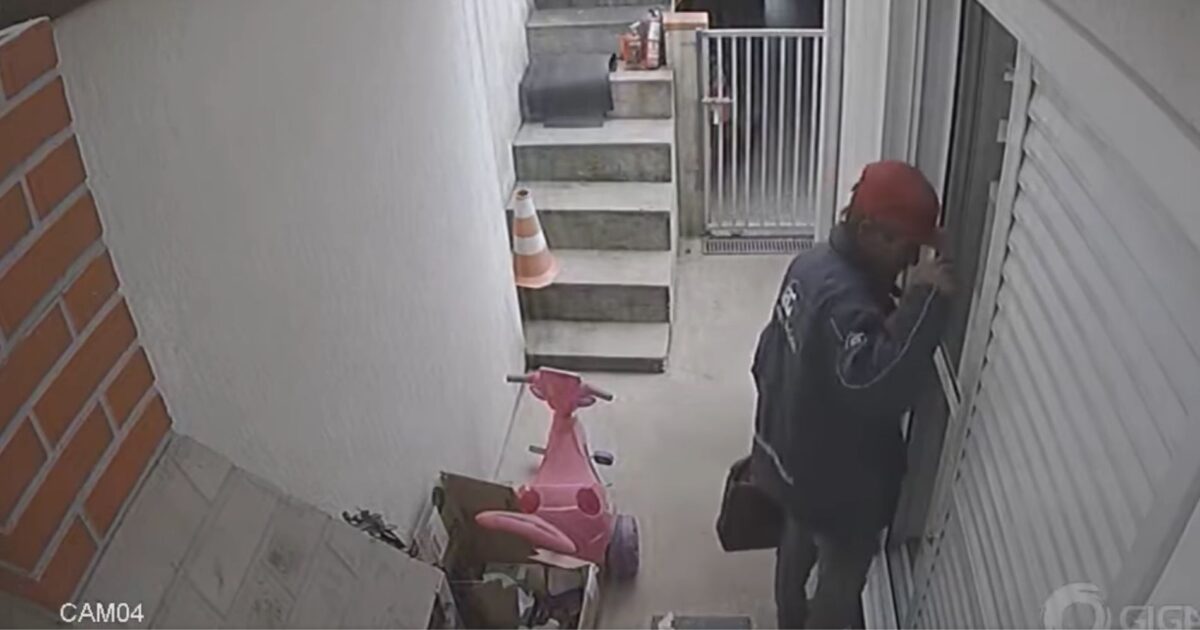 Câmeras de segurança flagram ladrão invadindo casa no Porto das Laranjeiras