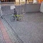 Câmeras de segurança flagram momento em que homem invade um condomínio e furta uma bicicleta