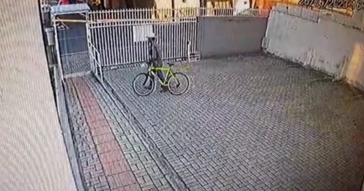 Câmeras de segurança flagram momento em que homem invade um condomínio e furta uma bicicleta