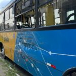 Carreta colide contra ônibus na marginal da Rodovia do Xisto e deixa uma vítima com ferimentos leves
