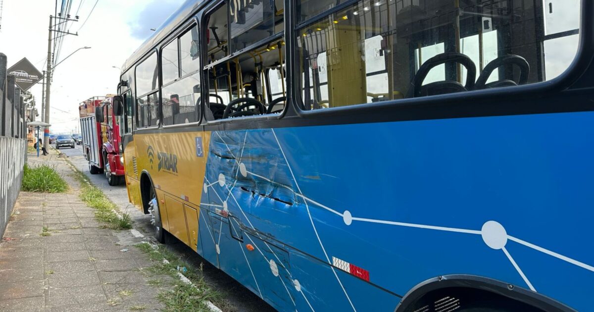 Carreta colide contra ônibus na marginal da Rodovia do Xisto e deixa uma vítima com ferimentos leves