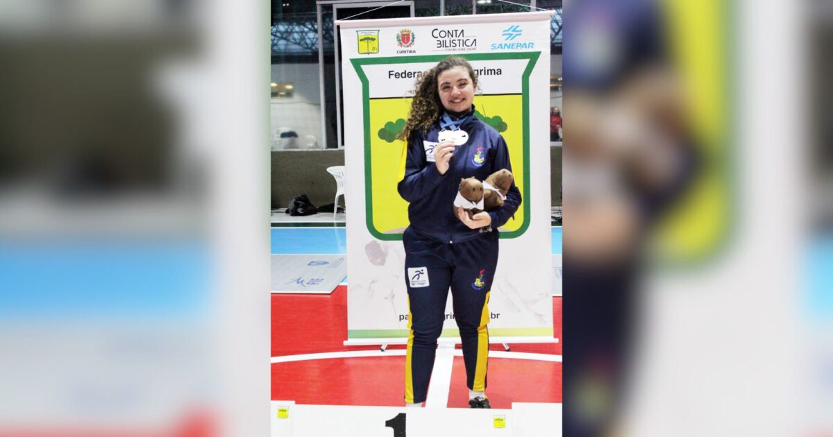 Gabriela Moraes conquista ouro e prata no Circuito Paranaense de Esgrima