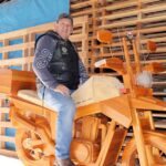 Marceneiro fabrica moto toda feita com madeira de palets usados