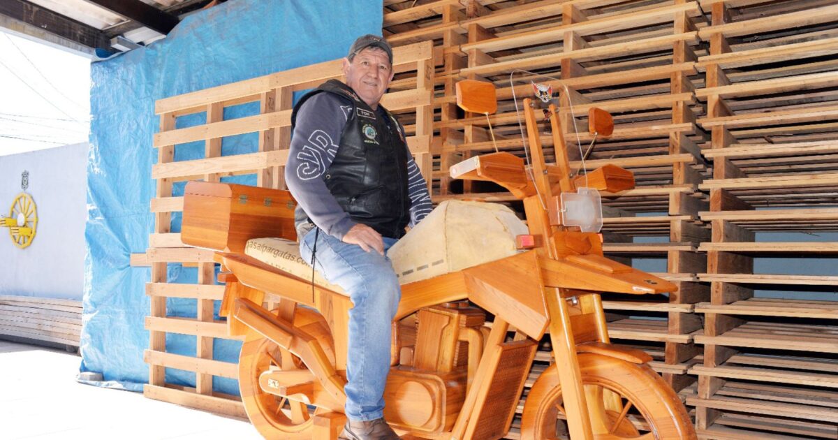 Marceneiro fabrica moto toda feita com madeira de palets usados