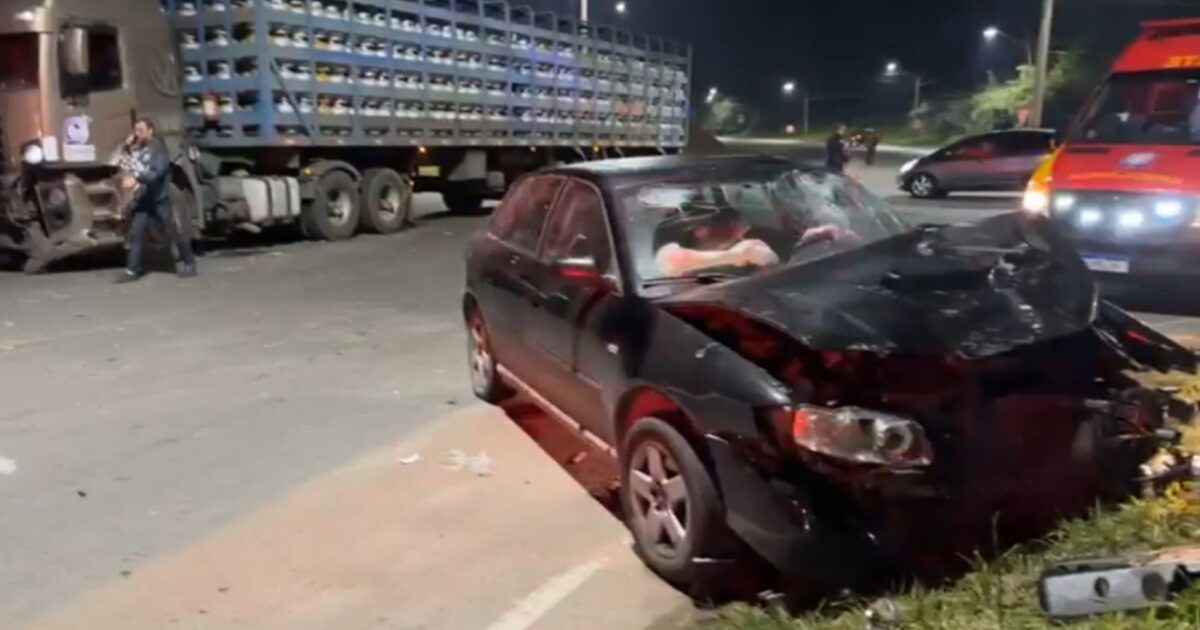 Noite de sábado com acidente entre um carro e carreta