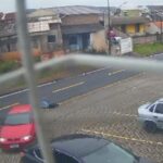 Câmera flagra ação violenta de ladrão de carro em Araucária