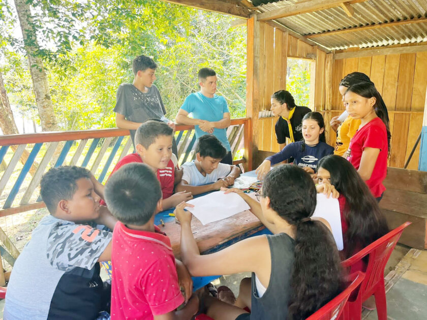 Alunos do Colégio Adventista Araucária realizaram missão humanitária no Amazonas e no Paraguai