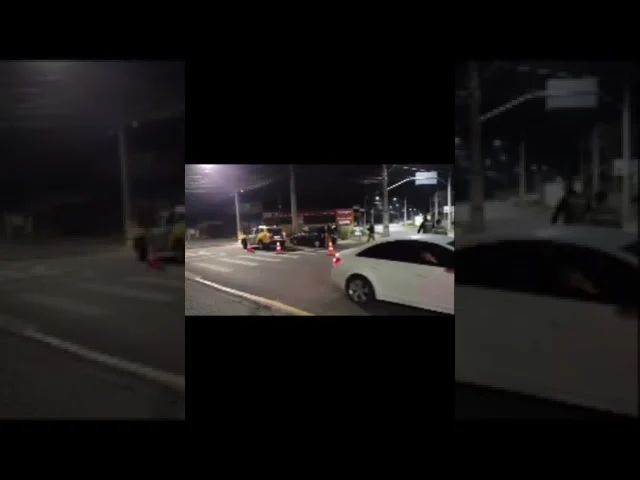 Motorista se perde e acerta poste na Avenida Archelau, bem próximo ao Açougue Pedroso